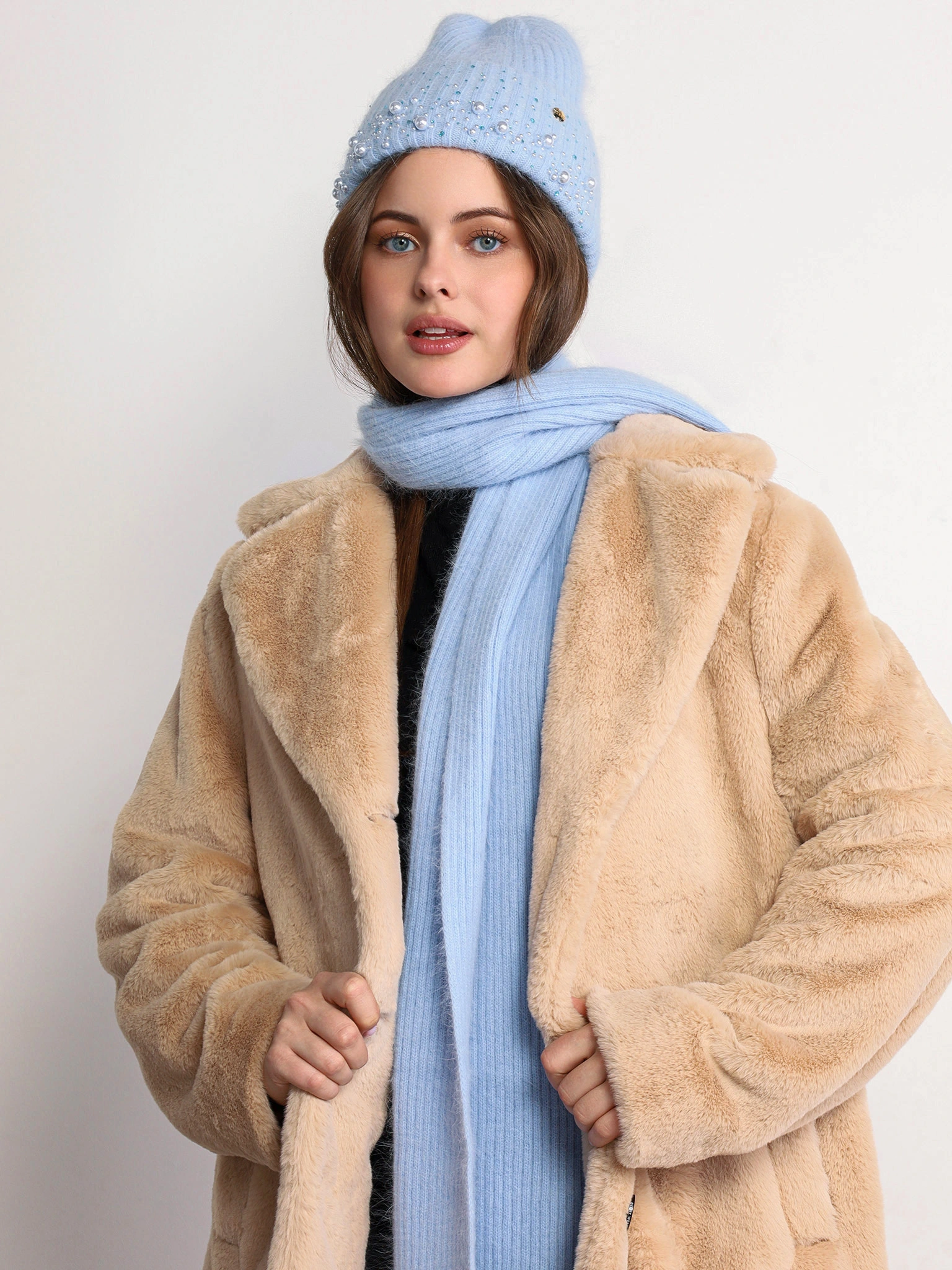 Шарф с декоративной нашивкой в ассортименте